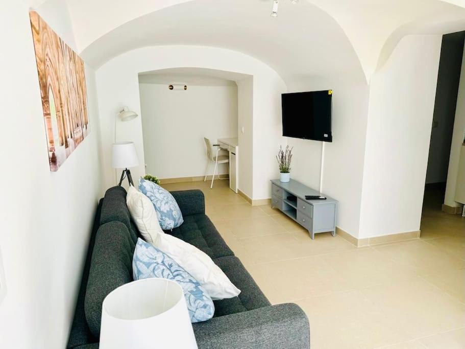 Apartment Renovated With Small Garden In Ajuda Lissabon