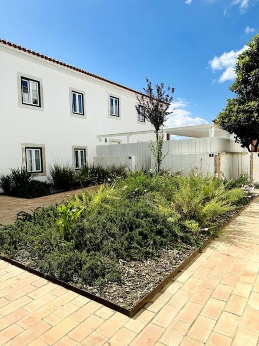 Renovated With Small Garden In Ajuda * Lissabon